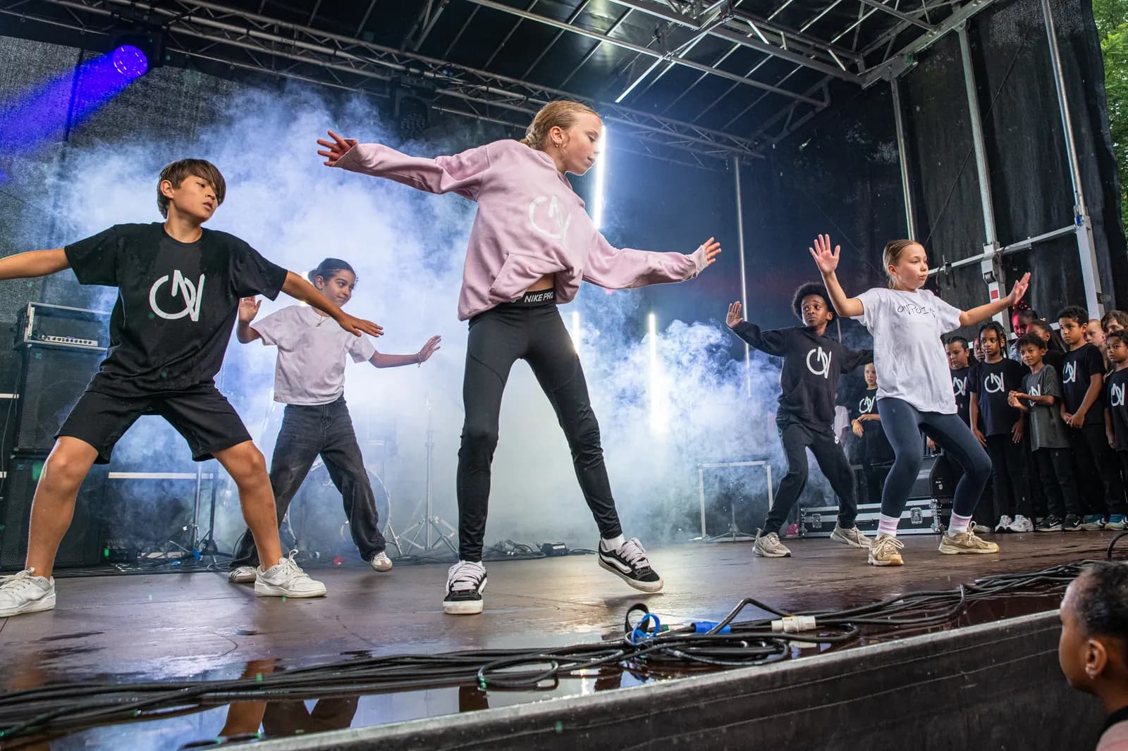 Jonge dansers tijdens een OnPoint les